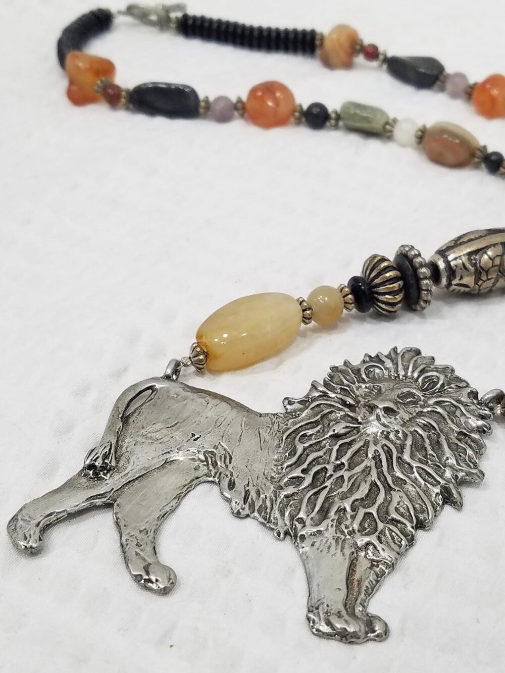 Vtg Tribal Cognac & Olive Jasper Bead Embossed Silver Tone Lion Pendant Necklace - Picture 2 of 6